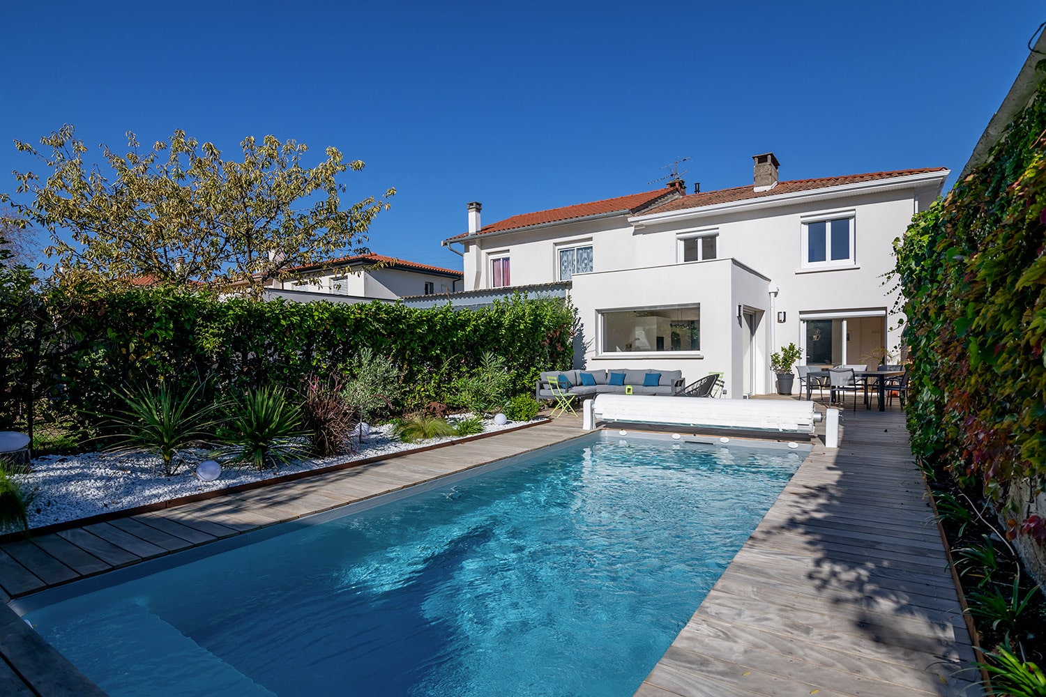 Agrandir votre maison : extension ou surélévation