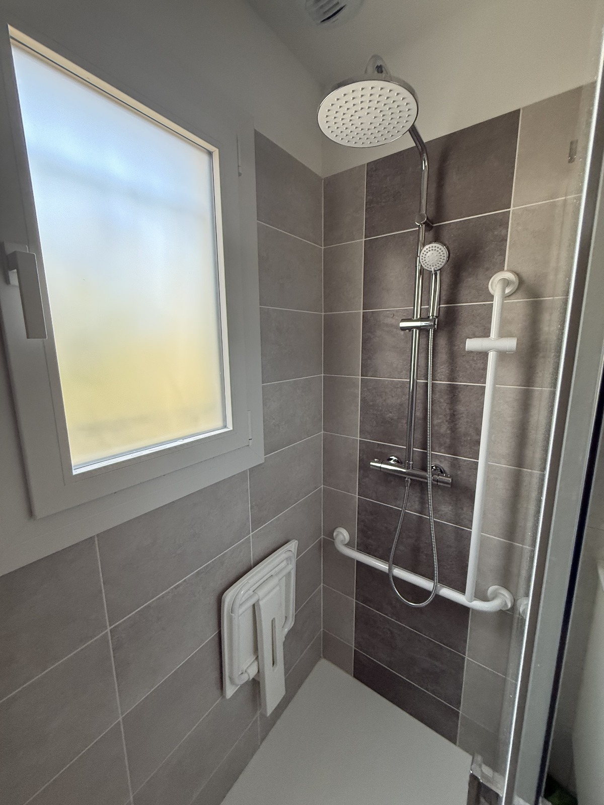 Une salle de bain repensée pour plus de confort à Laissac (12)
