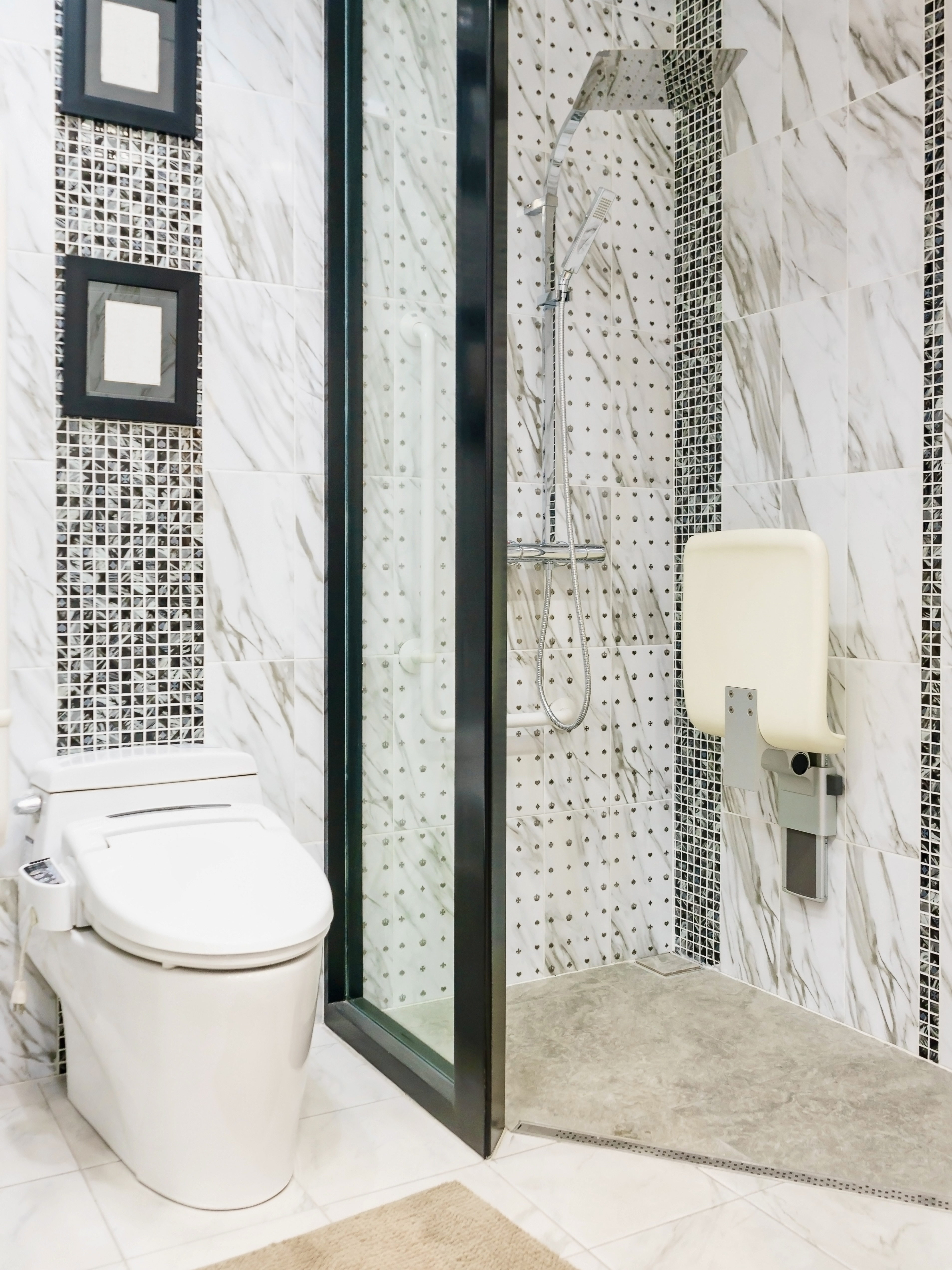 Une salle de bains accessible sans être clinique