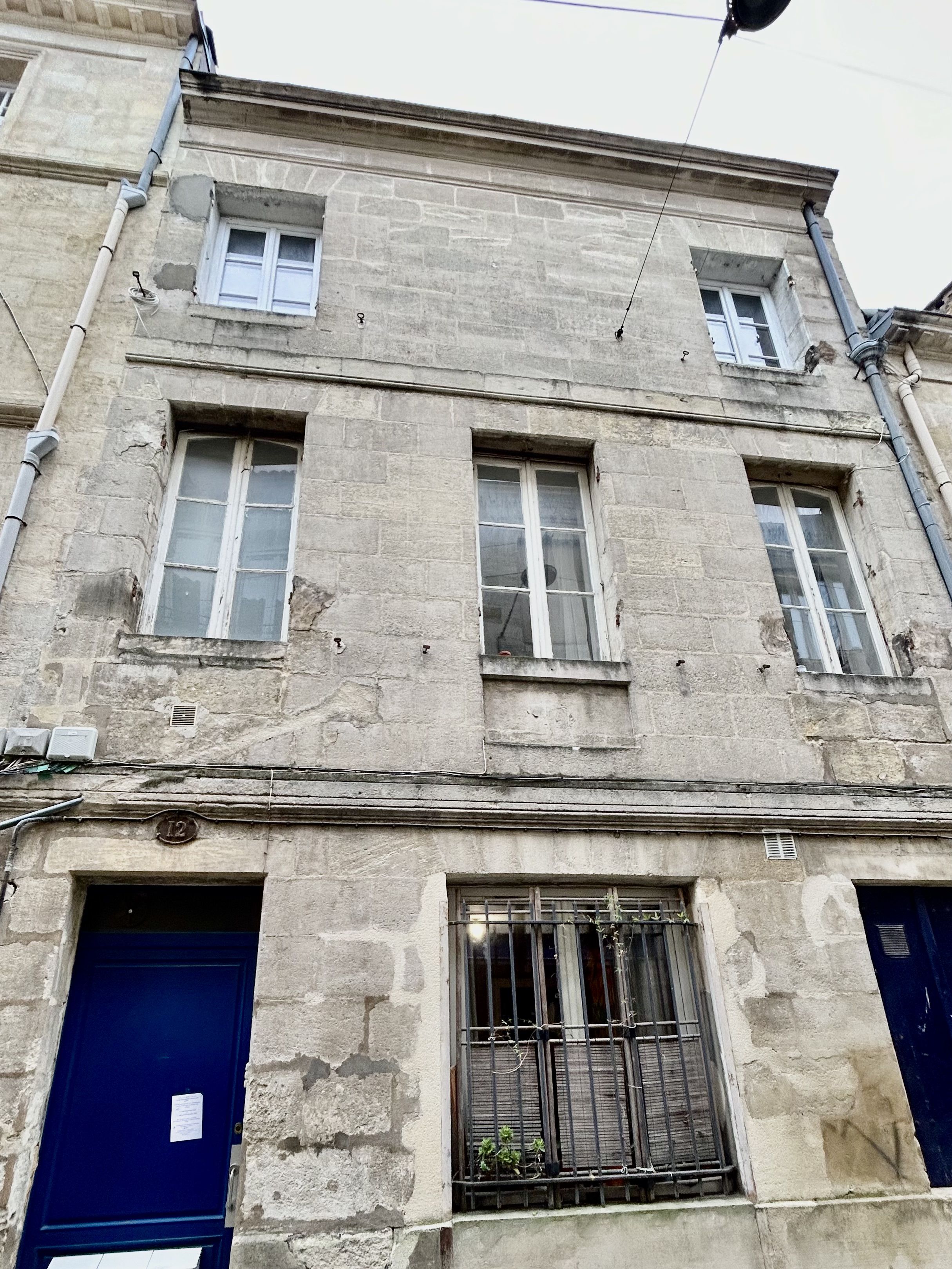 Changement de fenêtres sur un immeuble en pierres de taille