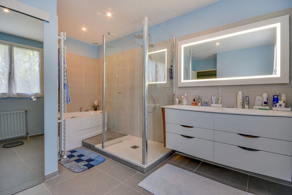 Comment refaire les joints de sa salle de bain : douche et baignoire ?