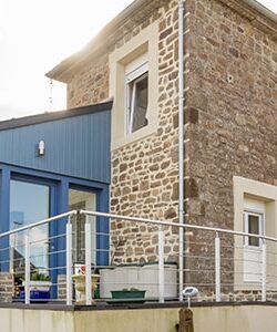 Tout sur la maison en pierre avec une extension moderne