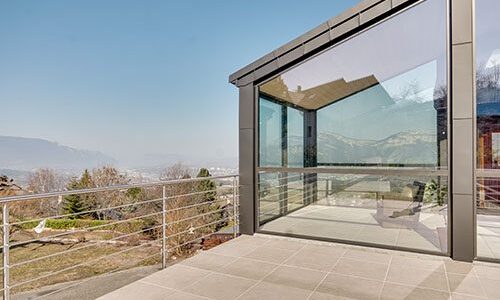 Pourquoi construire une avancée de toit en verre pour votre terrasse ?