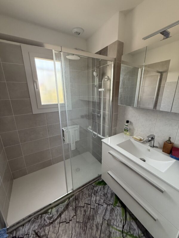 Une salle de bain repensée pour plus de confort à Laissac (12)