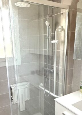 Une salle de bain repensée pour plus de confort à Laissac (12)
