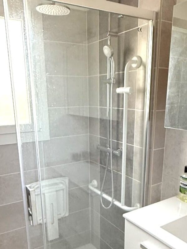 Une salle de bain repensée pour plus de confort à Laissac (12)