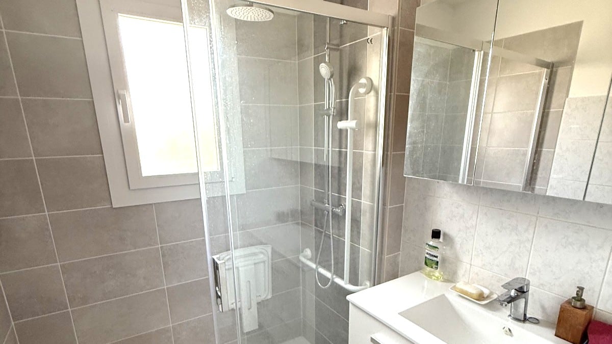 Une salle de bain repensée pour plus de confort à Laissac (12)