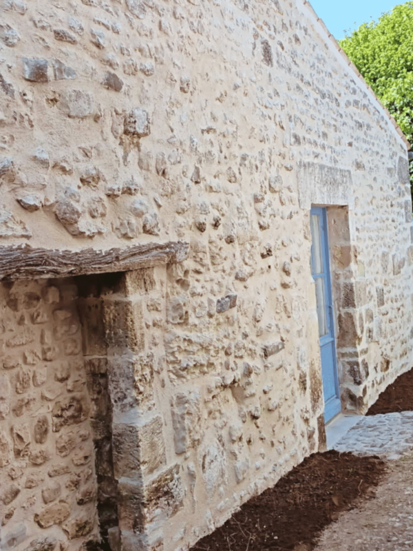 Rejointoiement d’un mur en moellons à Talmont-sur-Gironde (17)