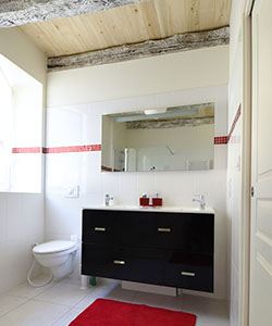 Salle de bain avec douche à l'italienne et décoration rouge