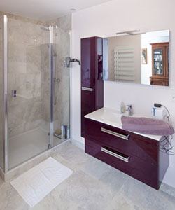 Belle salle de bain moderne dans des tons violets