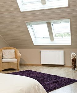 Fenêtres de toit apportant énormément de lumière à cette chambre claire