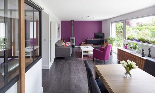 Salon violet très lumineux