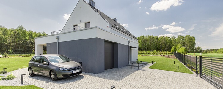 Une garage à toit plat permettant de créer une terrasse
