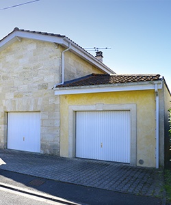 Extension traditionnelle pour un garage dans la continuité de la maison