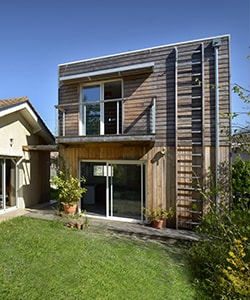 Extension de maison à ossature bois avec un toit plat sur 2 étages