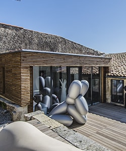 Extension en ossature bois à toit plat dans un décor très moderne