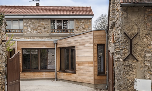 Pour moderniser cette batisse en pierre l'idéal est l'extension à ossature bois a toit plat