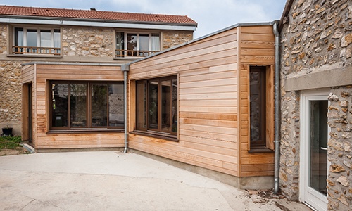 Extension au sol à toit plat en bois