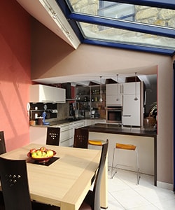 véranda moderne utilisée en salle à manger cuisine