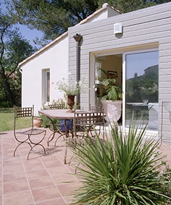 Constuction d'une extension couleur taupe avec toit terrasse