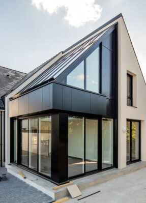 une-extension-de-maison-moderne-qui-allie-acier-et-verre