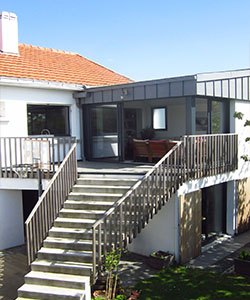 Extension à toit plat avec un accès direct au jardin