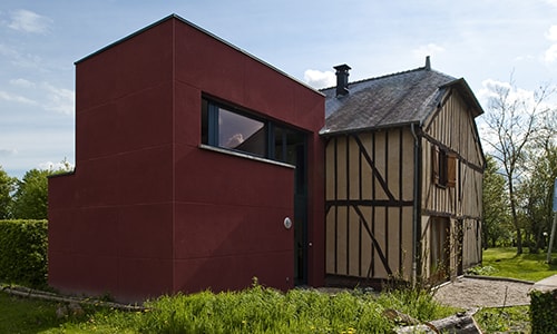 extension parpaing à toit plat avec avec enduit rouge