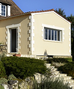 Extension de maison traditionnelle avec façade aux teintes jaunes