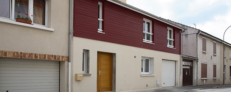 23091-surA©lA©vation-dune-maison-avec-une-toiture-plate-et-sa-faA§ade-rouge