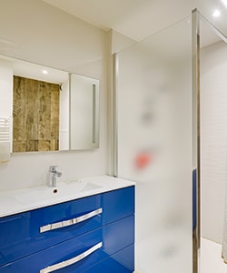 salle de bain contemporaine et tendance rénovée