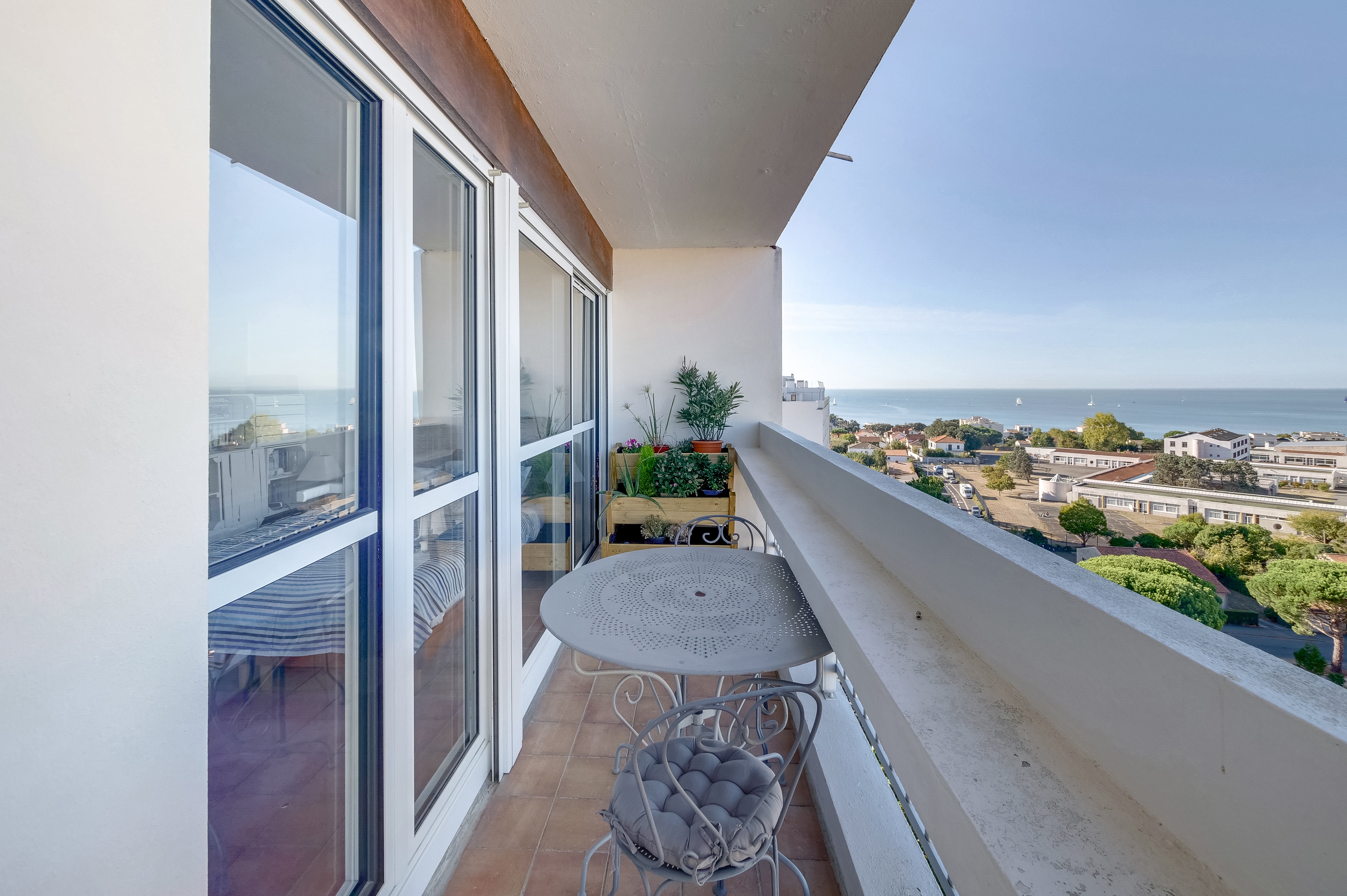 un-balcon-elegant-et-pratique-avec-vue-mer