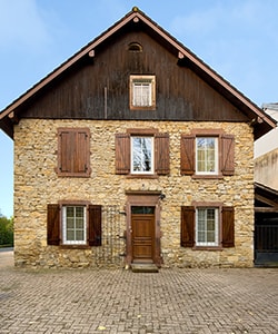 maison traditionnelle en pierre dont la façade a été renovée