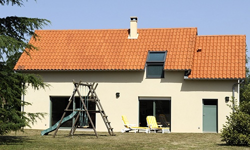 Rénovation d'une toiture en tuile avec une fenêtre de toit