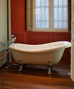 Baignoire sur pied qui donne du charme à la salle de bain