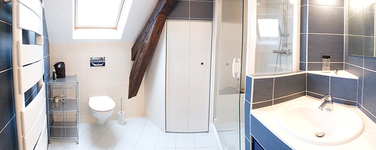 Panaromique d'une salle d'eau avec carrelage bleu