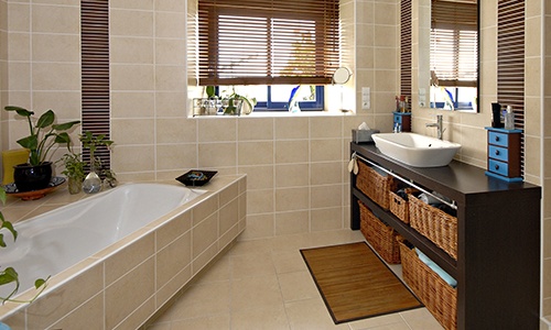Salle de bain avec rangements sous le lavabo pour un gain de place