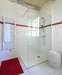 Seche serviette bien placé lors d'une rénovation de salle d'eau
