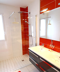 rénovation d'une salle de bain design rouge et anthracite