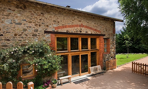 Création d'une grande ouverte pour cette grange en pierre