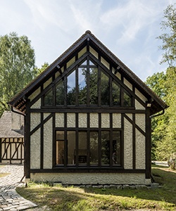 Façade d'une grange rénovée avec colombages