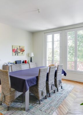 une-salle-a-manger-lumineuse-avec-parquet-en-point-de-hongrie