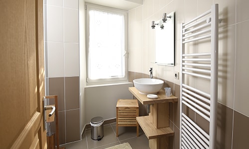 rénovation d'une salle de bain aux teintes claires
