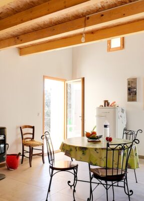 salle-a-manger-lumineuse-dune-maison-ancienne-avec-poele-a-bois